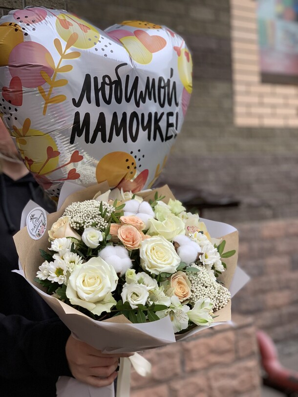 Букет с шариком мамина улыбка, артикул F1085219 - 6852 рублей, доставка по городу. Flawery - доставка цветов