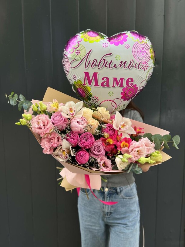 Букет магнифицент + шарик для мамы, артикул F1086385 - 8635 рублей, доставка по городу. Flawery - доставка цветов