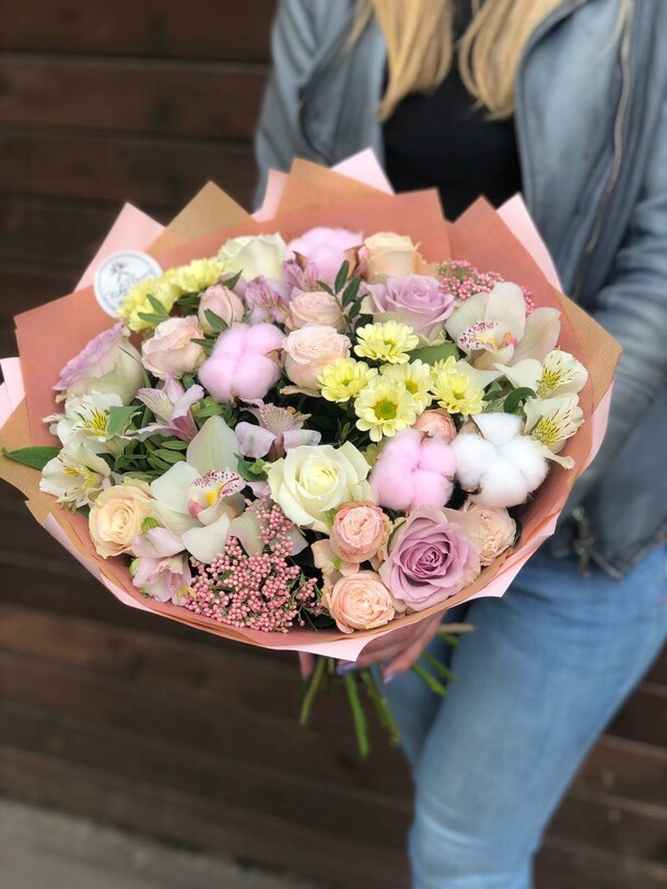 Букет конфетти, артикул F1092903 - 6710 рублей, доставка по городу. Flawery - доставка цветов