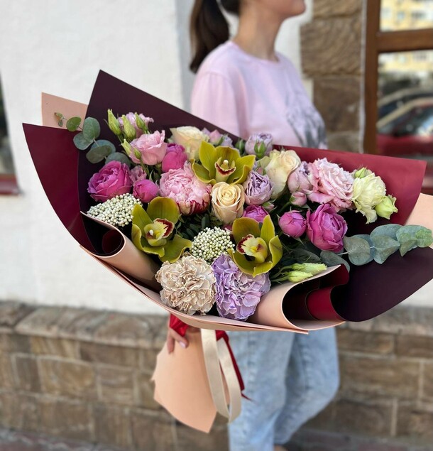 Современный букет моя вселенная, артикул F1204676 - 9100 рублей, доставка по городу. Flawery - доставка цветов