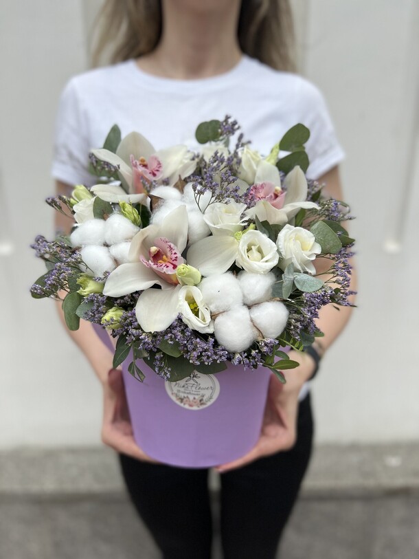 Цветочная коробочка для неё одной, артикул F1290363 - 4069 рублей, доставка по городу. Flawery - доставка цветов