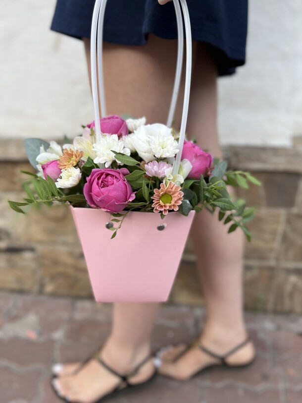 Цветочная сумочка леди, артикул F1290365 - 2695 рублей, доставка по городу. Flawery - доставка цветов