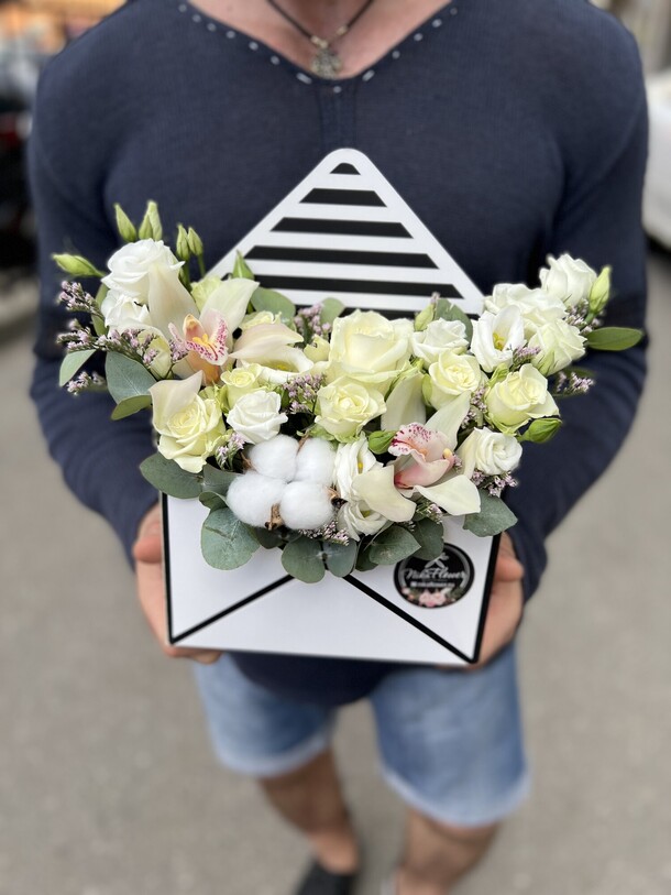 Цветочный конверт эйфория чувств, артикул F1290367 - 4142 рублей, доставка по городу. Flawery - доставка цветов