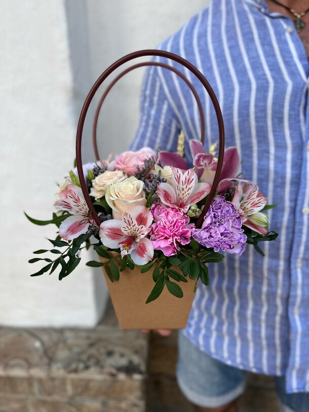 Цвeточная композиция лилу, артикул F1290369 - 3265 рублей, доставка по городу. Flawery - доставка цветов