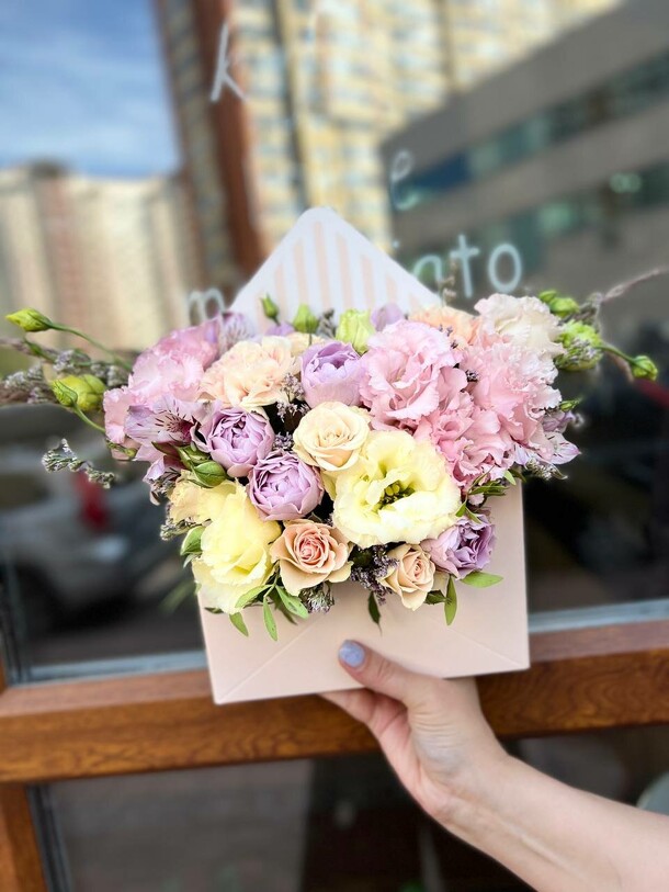 Цветочный конверт письма лета, артикул F1290387 - 4454 рублей, доставка по городу. Flawery - доставка цветов