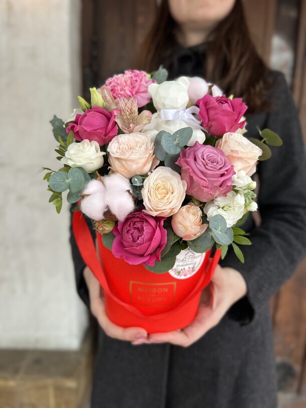 Цветы в коробке первая любовь, артикул F1290404 - 4291 рублей, доставка по городу. Flawery - доставка цветов