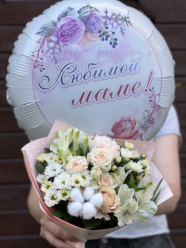 Букет лайк с шариком для мамы, артикул F1294420 - 4268 рублей, доставка по городу. Flawery - доставка цветов