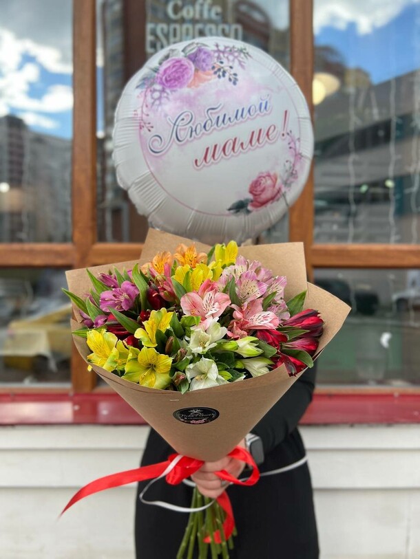 Букет из альстромерий с шариком для мамы, артикул F1294591 - 4679 рублей, доставка по городу. Flawery - доставка цветов