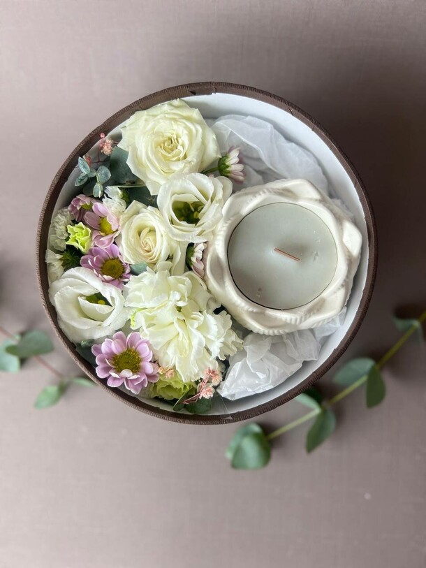 Подарочная коробка со свечей, артикул F1350428 - 2325 рублей, доставка по городу. Flawery - доставка цветов