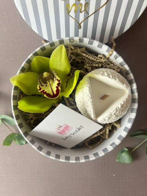 Свеча в коробке солнечный день, артикул F1350435 - 2140 рублей, доставка по городу. Flawery - доставка цветов