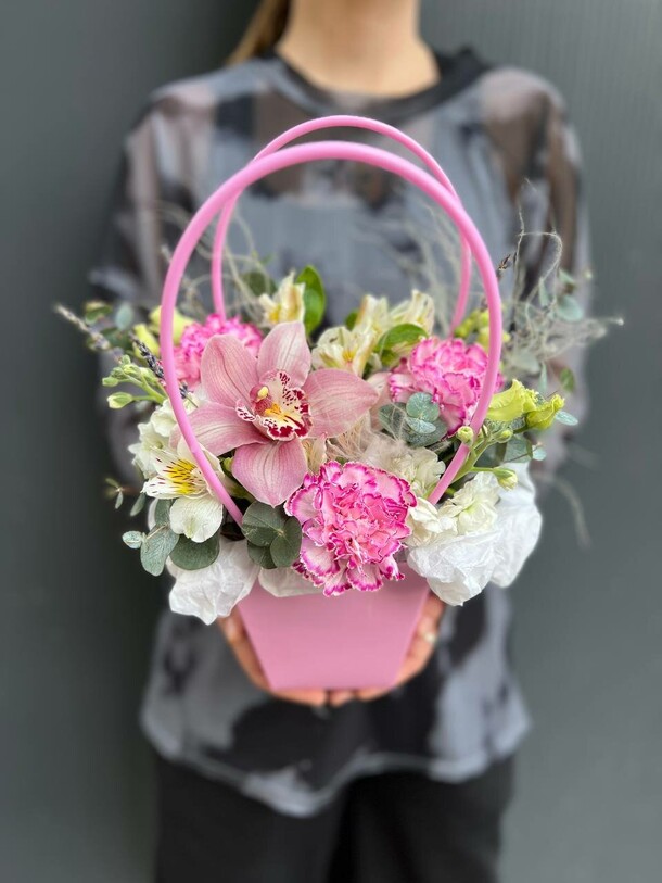 Цветочная сумочка лучшая осень, артикул F1411181 - 3828 рублей, доставка по городу. Flawery - доставка цветов