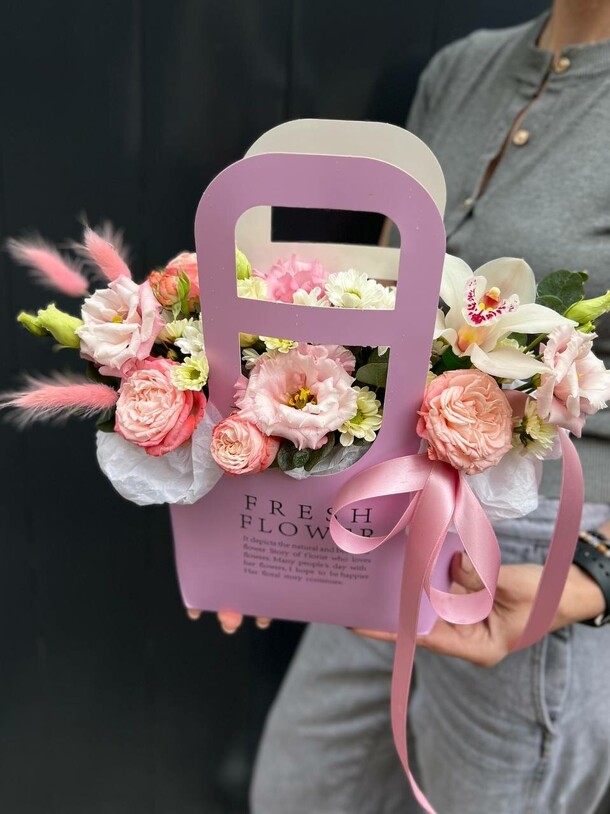 Цветочная сумочка candy, артикул F1417911 - 3900 рублей, доставка по городу. Flawery - доставка цветов