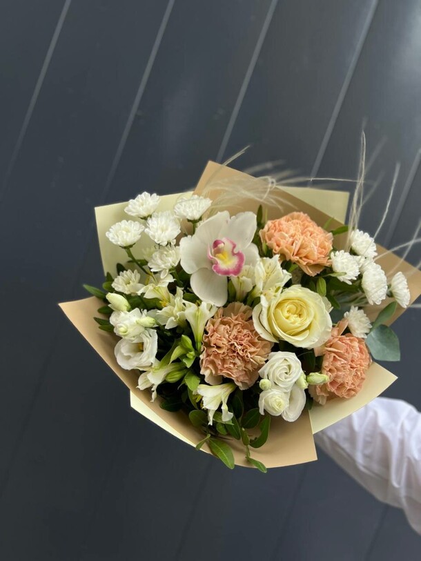 Букет первая любовь, артикул F1451777 - 3100 рублей, доставка по городу. Flawery - доставка цветов