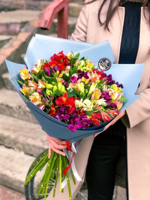 Букет стильный микс альстромерии, артикул F89427 - 8650 рублей, доставка по городу. Flawery - доставка цветов