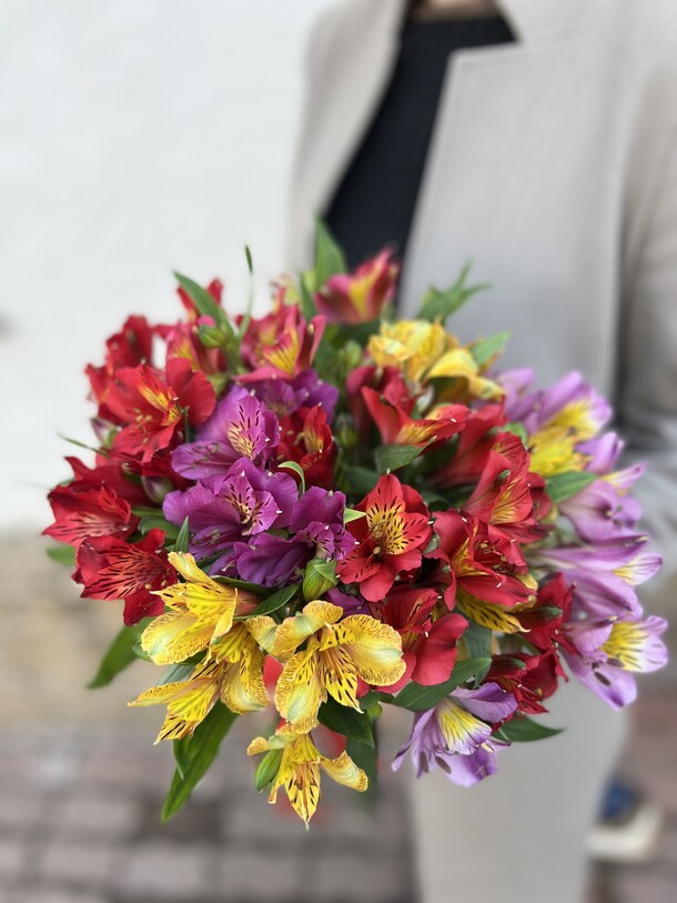 Букет 9 альстромерий, артикул F89473 - 3045 рублей, доставка по городу. Flawery - доставка цветов