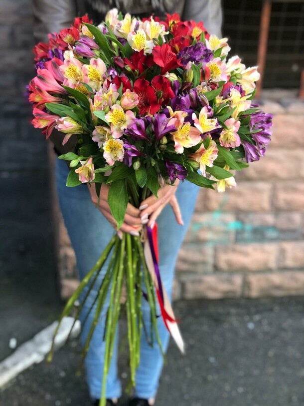 Букет соло альстры, артикул F99648 - 7575 рублей, доставка по городу. Flawery - доставка цветов