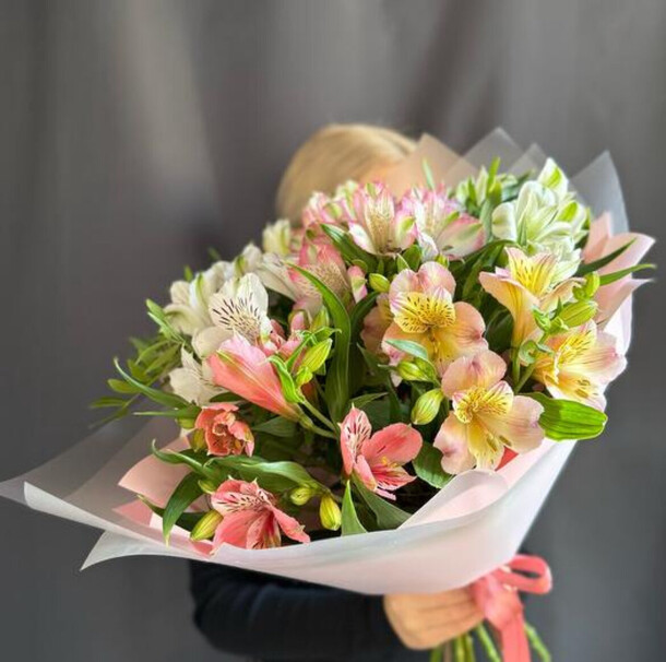 Сборный букетик с альстромерией, артикул F1364398 - 2805 рублей, доставка по городу. Flawery - доставка цветов