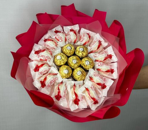 Букет из конфет ферреро и рафаэлло, артикул F1364502 - 4350 рублей, доставка по городу. Flawery - доставка цветов