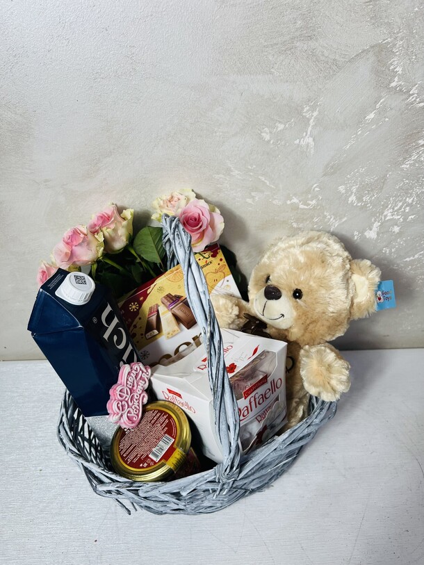 Корзина сладостей, артикул F1364508 - 7950 рублей, доставка по городу. Flawery - доставка цветов