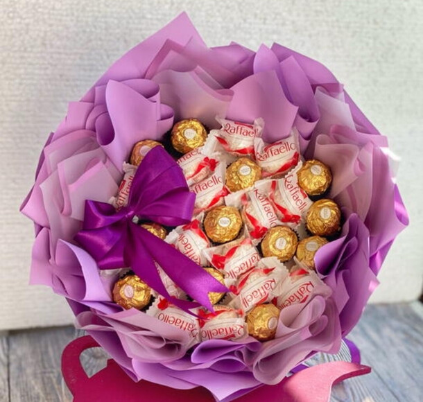 Букет из конфет ферреро и рафаэлло, артикул F1364512 - 5450 рублей, доставка по городу. Flawery - доставка цветов