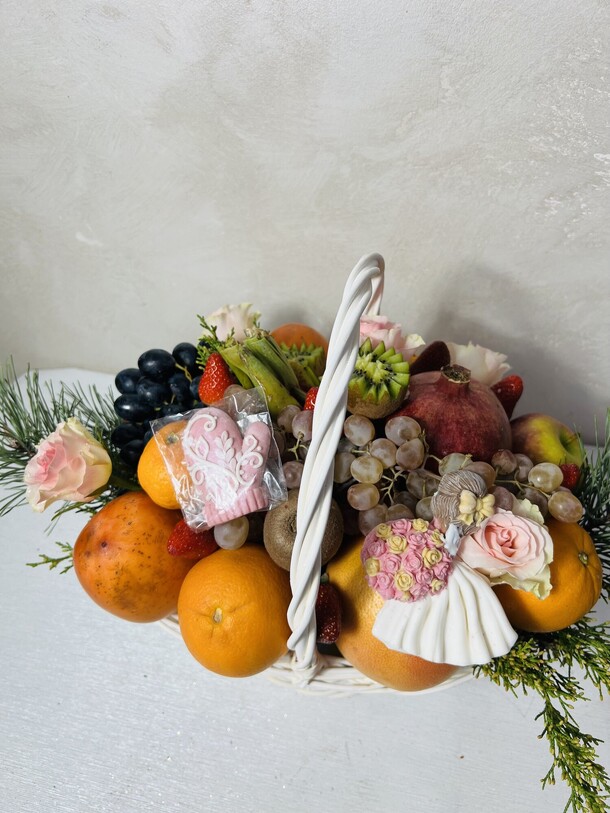 Корзина с фруктами, артикул F1364516 - 9250 рублей, доставка по городу. Flawery - доставка цветов