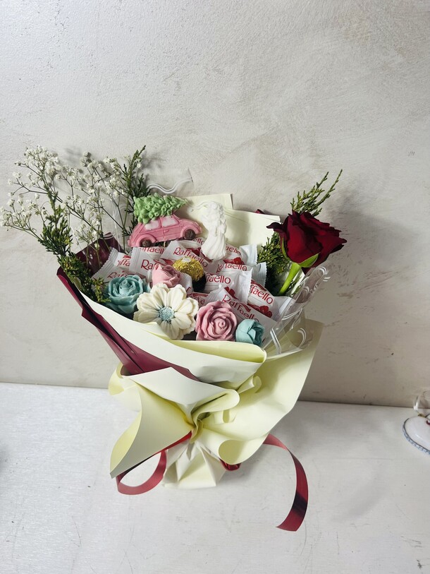 Букет из конфет, артикул F1365439 - 4450 рублей, доставка по городу. Flawery - доставка цветов