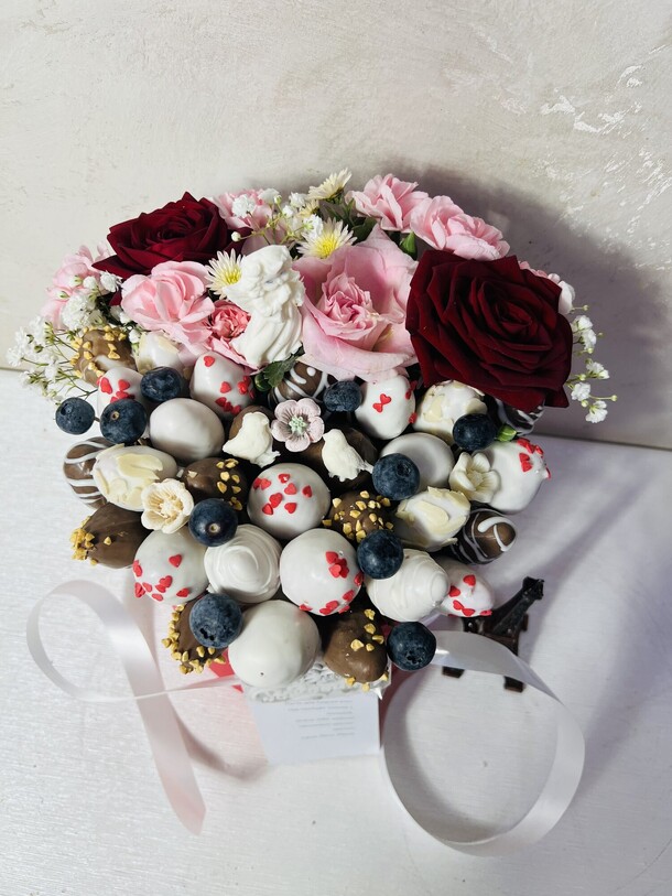 Букет клубники в шоколаде, артикул F1365445 - 8990 рублей, доставка по городу. Flawery - доставка цветов