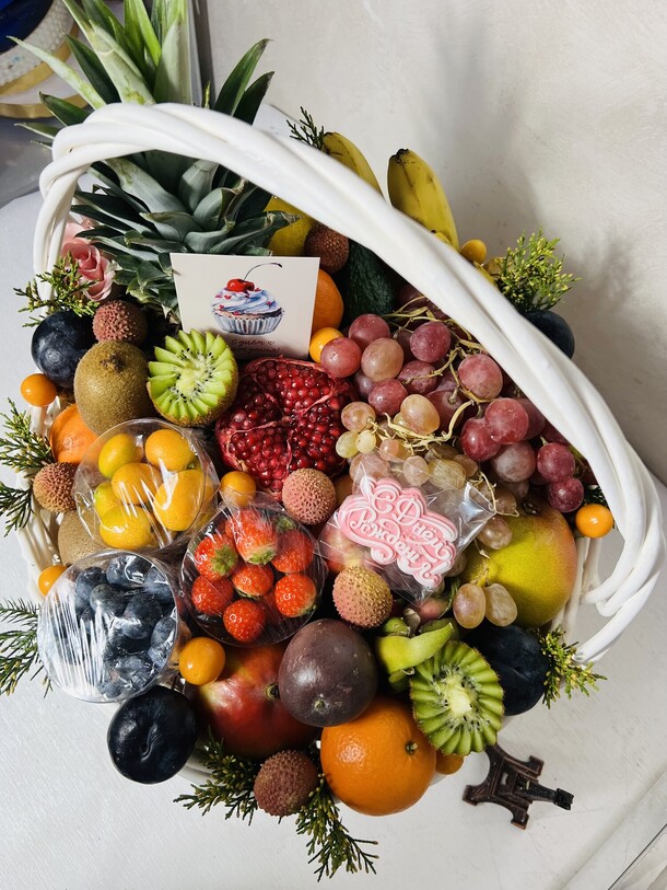 Фруктовая корзина витаминами, артикул F1365608 - 16800 рублей, доставка по городу. Flawery - доставка цветов