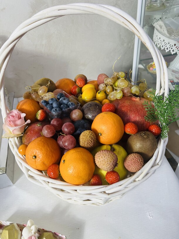 Корзина фруктовая, артикул F1365616 - 9990 рублей, доставка по городу. Flawery - доставка цветов