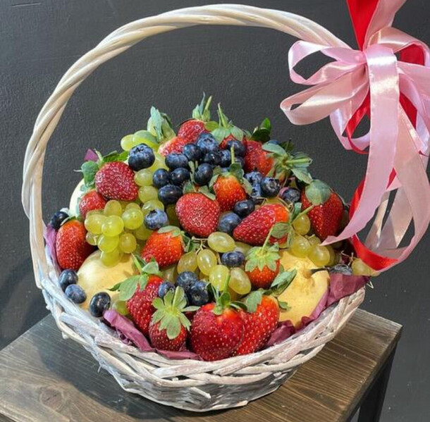 Фруктовая корзиина, артикул F1365909 - 7990 рублей, доставка по городу. Flawery - доставка цветов