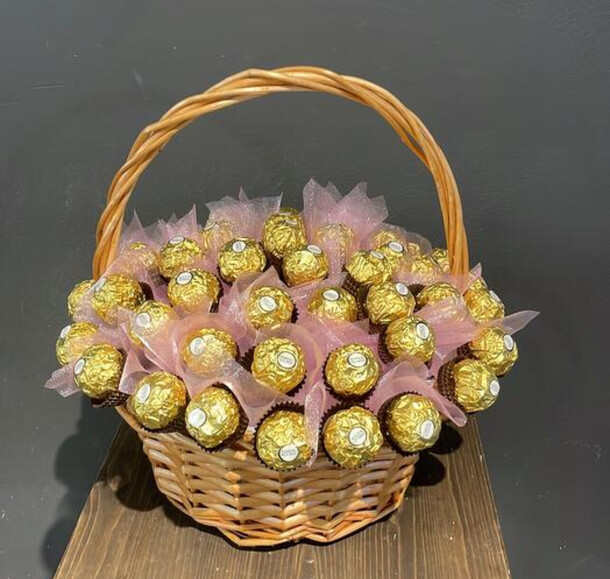 Корзина с ферреро раше, артикул F1365923 - 7990 рублей, доставка по городу. Flawery - доставка цветов