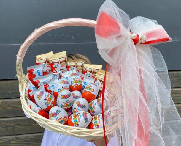 Корзина с сладостями- киндерами, артикул F1365927 - 10500 рублей, доставка по городу. Flawery - доставка цветов