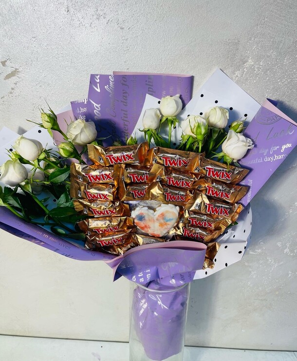 Букет цветы и конфеты, артикул F1366394 - 5750 рублей, доставка по городу. Flawery - доставка цветов