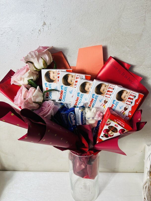 Букет из конфет киндеров и цветами, артикул F1366746 - 4450 рублей, доставка по городу. Flawery - доставка цветов
