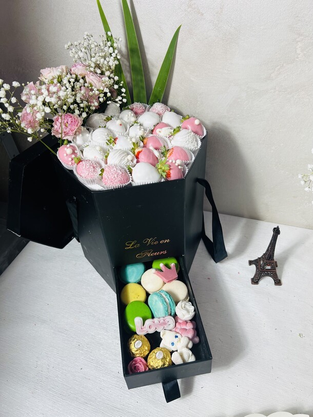 Клубника в шоколаде с макаронс, артикул F1371253 - 12550 рублей, доставка по городу. Flawery - доставка цветов