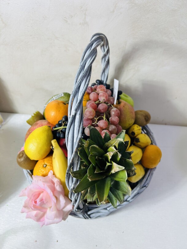 Фруктовая корзина с розой, артикул F1371348 - 12500 рублей, доставка по городу. Flawery - доставка цветов