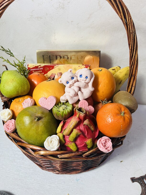 Фрукты и конфеты в корзине, артикул F1371771 - 11550 рублей, доставка по городу. Flawery - доставка цветов