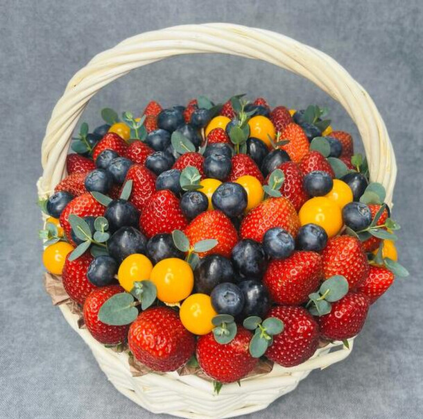 Корвина с клубникой, артикул F1374029 - 7990 рублей, доставка по городу. Flawery - доставка цветов