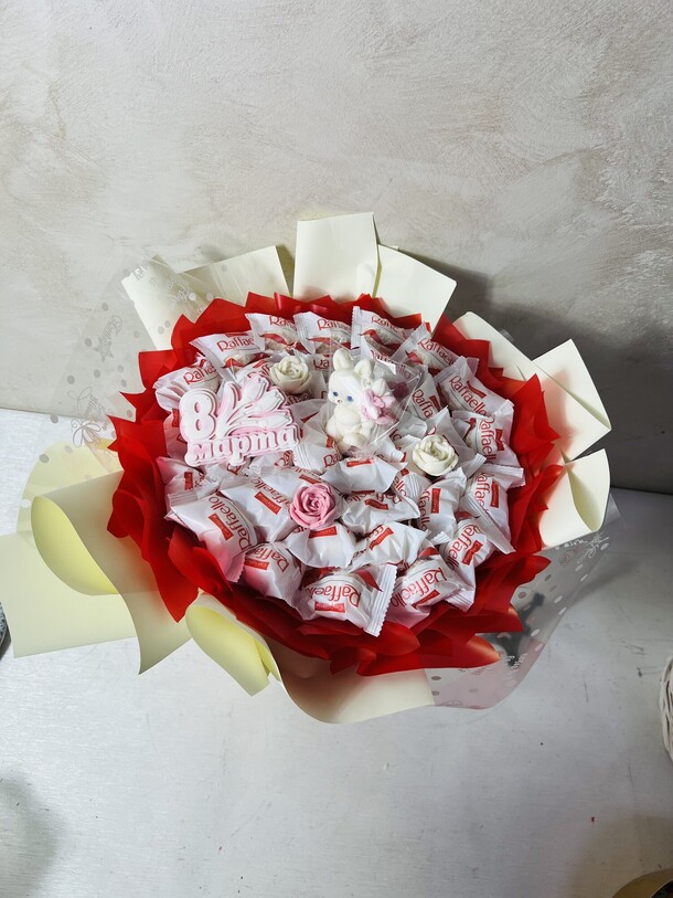 Букет конфет рафаэлло, артикул F1392284 - 5450 рублей, доставка по городу. Flawery - доставка цветов