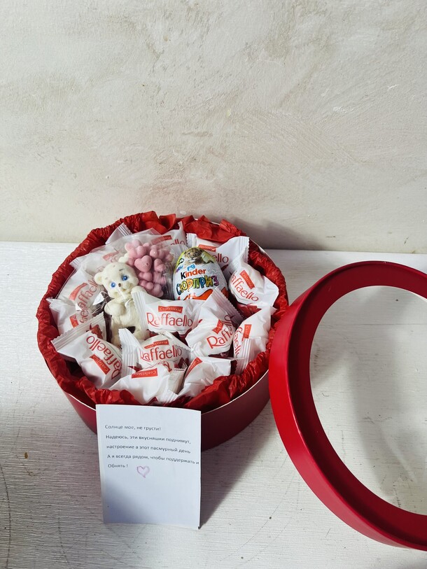Коробка с рафаэлло и киндером, артикул F1395129 - 3250 рублей, доставка по городу. Flawery - доставка цветов