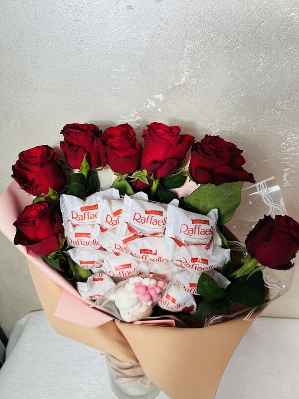 Букет с рафаэлом, артикул F1399720 - 6450 рублей, доставка по городу. Flawery - доставка цветов