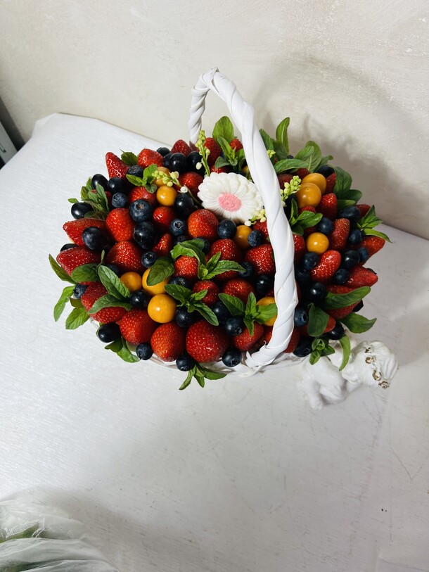 Корзина ягодовый рай, артикул F1416151 - 8990 рублей, доставка по городу. Flawery - доставка цветов