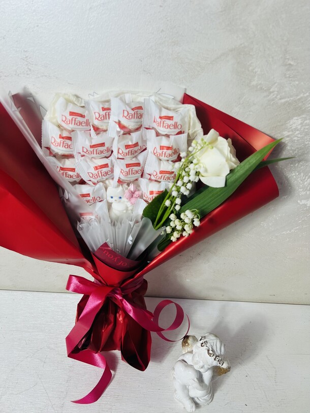Букет из раффаэлло и роза, артикул F1420944 - 4950 рублей, доставка по городу. Flawery - доставка цветов
