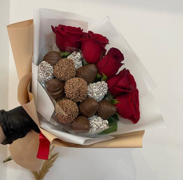 Букет клубника в шоколаде и цветы, артикул F1420945 - 7550 рублей, доставка по городу. Flawery - доставка цветов