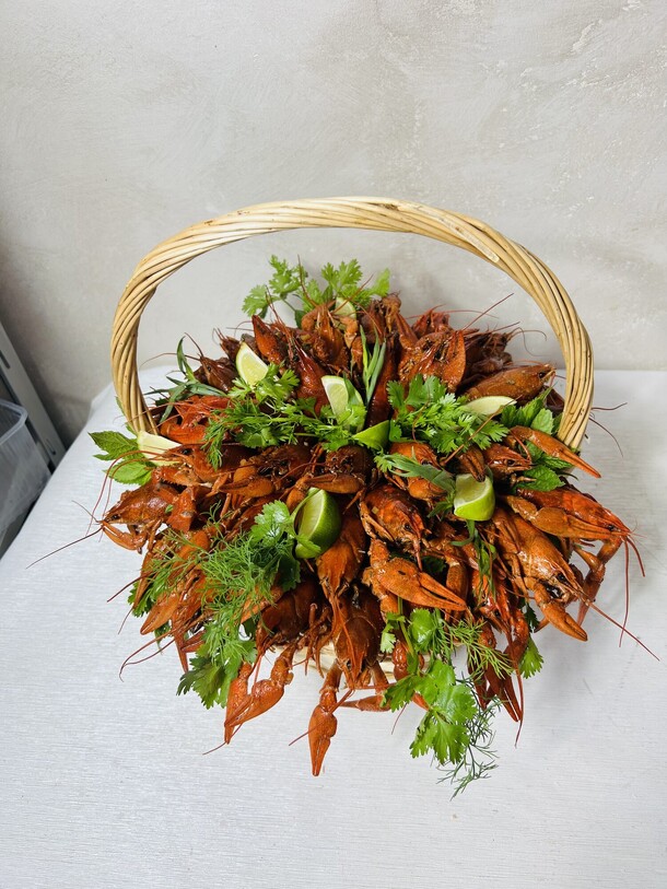 Корзина с раками и лаймой, артикул F1432265 - 12890 рублей, доставка по городу. Flawery - доставка цветов