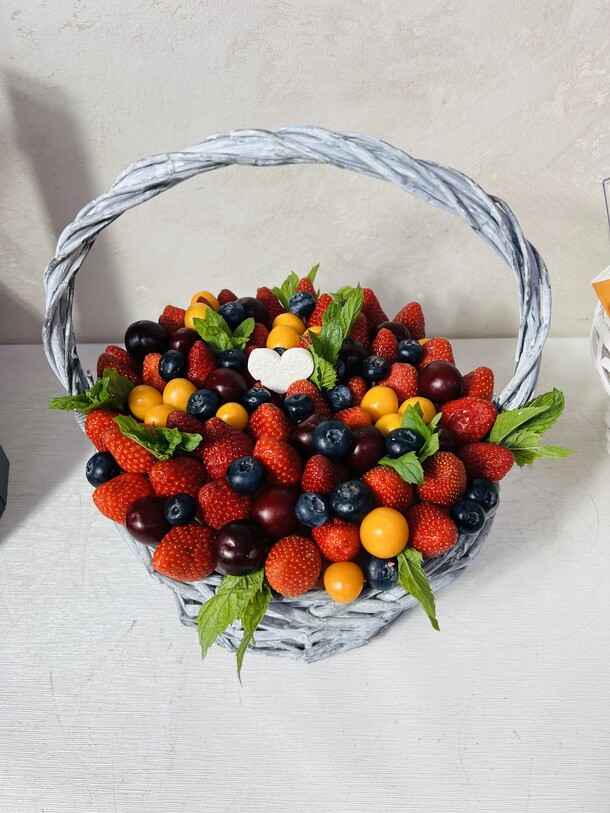 Корзина с ягодами, артикул F1432287 - 7950 рублей, доставка по городу. Flawery - доставка цветов
