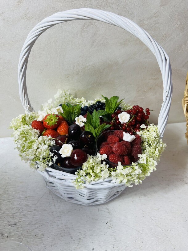 Корзина ягодами, артикул F1435590 - 14950 рублей, доставка по городу. Flawery - доставка цветов