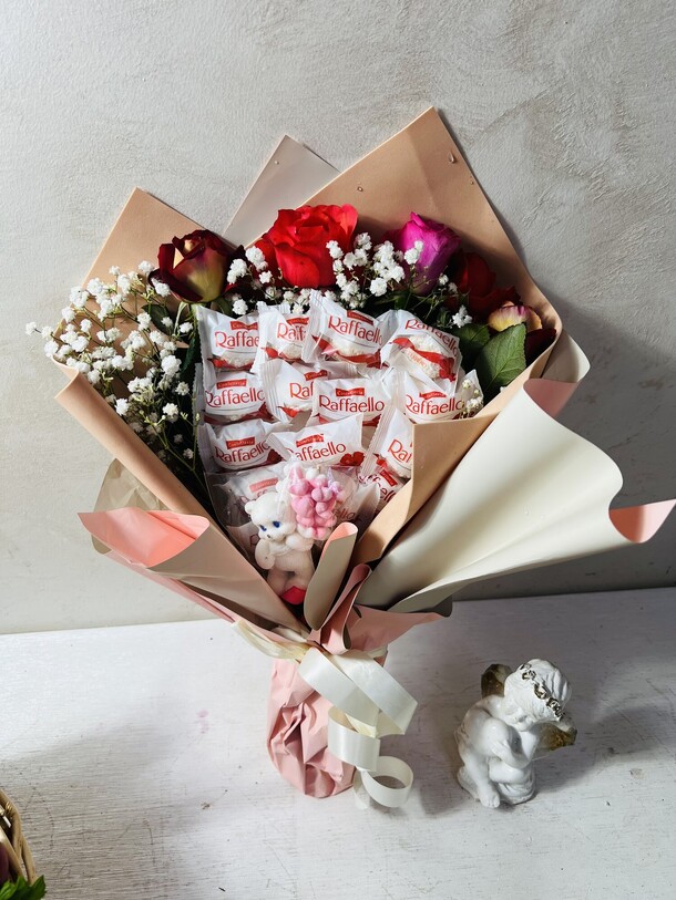 Букет рафаэлло и розами, артикул F1436149 - 4850 рублей, доставка по городу. Flawery - доставка цветов