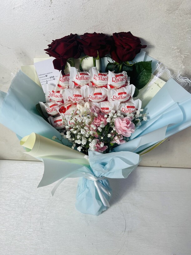 Букет цветы и рафаэлло, артикул F1515525 - 4990 рублей, доставка по городу. Flawery - доставка цветов