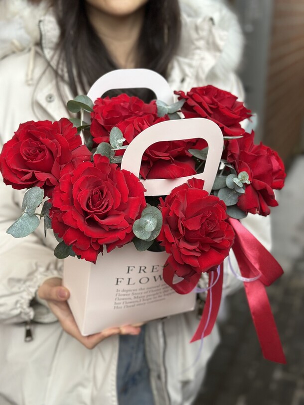 Французские розы в сумочке, артикул F1522516 - 3500 рублей, доставка по городу. Flawery - доставка цветов